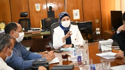 السكرتير العام المساعد بقنا تترأس اجتماع لجنة تطوير المناطق غير المخططة 