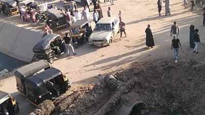 ضحايا لقمة العيش.. مصرع 6 عمال وإصابة آخرين في حادث بالطريق الأوسطي