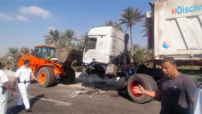 المرور تدفع بمعدات لرفع آثار حادث الطريق الأوسطي.. صور