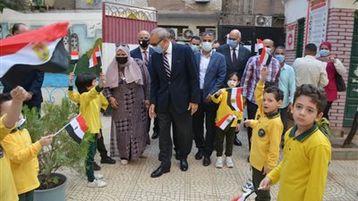 محافظ القليوبية يتفقد الحملة القومية لمكافحة الأنيميا والسمنة والتقزم لطلاب المدارس (صور)