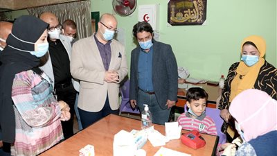 محافظ بني سويف يتفقد مبادرة الكشف عن 