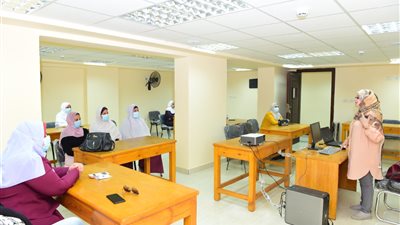 دورة تدريبية لفنيات التمريض بمستشفى سوهاج الجامعي عن طرق مكافحة العدوى 