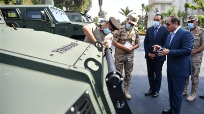السيسي يتفقد عددًا من المركبات المدرعة المطورة من قبل القوات المسلحة