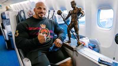 بيج رامى يستقل طائرة مصر للطيران فى طريقه إلى مطار القاهرة (صور) 