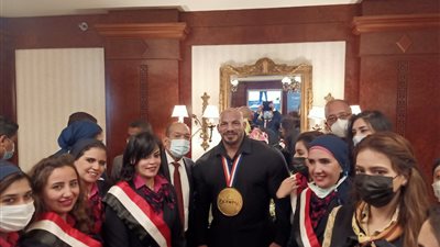 مطار القاهرة يستقبل بيج رامى بالورود احتفالا بمستر أولمبيا