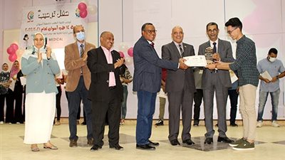 رئيس جامعة أسوان يستقبل الطلاب الجدد والقدامى بكلية الطب 