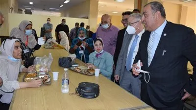رئيس جامعة حلوان يتفقد المطعم المركزي ويتناول الغداء مع الطلاب (صور)