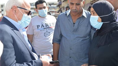 محافظ بورسعيد يلتقى عددا من أهالى حى الزهور 