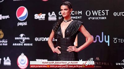 تارا عماد بإطلالة مثيرة في عرض فيلم 