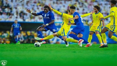 ديربي القرن.. الهلال يتقدم على النصر بهدف في شوط أول مثير 