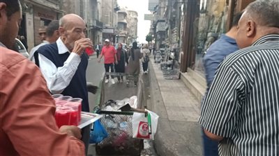 أهالي الإسكندرية يوزعون الشربات بقطع الموز احتفالا بالمولد النبوي (فيديو)