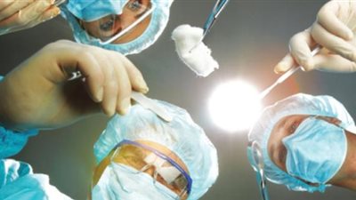 واقعة كوميدية في الإهمال الطبي.. مريض دخل يجري دوالي عمل الزايدة (فيديو)