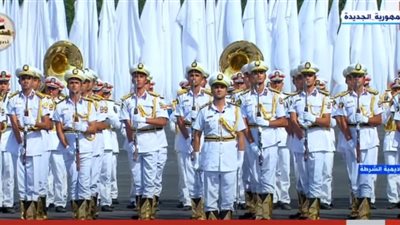 حرس الشرف يحيي الرئيس السيسي فور وصوله أكاديمية الشرطة