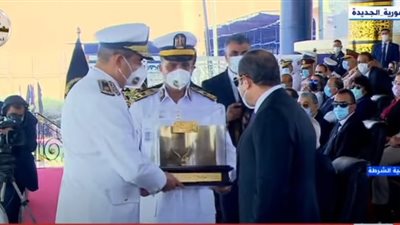 رئيس أكاديمية الشرطة يقدم هدية تذكارية لـ السيسي بحفل تخريج دفعة جديدة