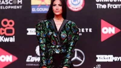 هدى المفتي تخطف الأنظار بإطلالة جريئة على ريد كاربت 