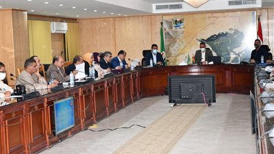 محافظ الفيوم يبحث مع النواب آليات التوسع في التطعيم بلقاح كورونا 