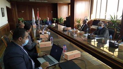 عبد العاطى ومحافظ الجيزة يبحثان موقف مشروعات الري