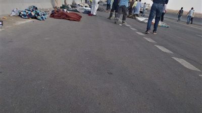 فيديو مرعب يوثق حادث تصادم السيارة النقل بالميكروباص بالطريق الأوسطي