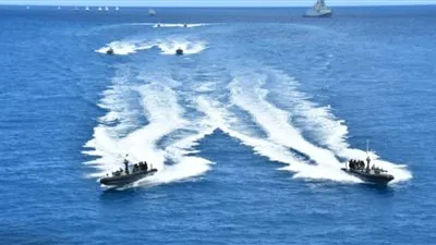 القوات البحرية تحتفل بعيدها الـ54 بتنفيذ عدد من التشكيلات البحرية والجوية