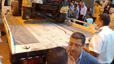 الأمن يرفع حطام حادث انقلاب سيارة من أعلى محور صفط اللبن (صور)