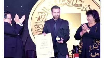 وزيرة الثقافة تكرم الفنان نضال الشافعي عن 