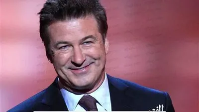 فنان شهير يقتل مديرة التصوير خلال تصوير فيلمه الجديد ويصيب المخرج 