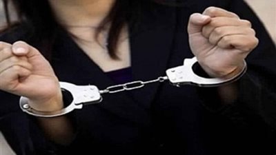 جرى منهما وسكينة في صدره.. سيدة تقتل زوجها بيد شاب تعرفت عليه بفيسبوك