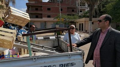 رئيس حى غرب المنصورة يشن حملة مكبرة لرفع الإشغالات (صور)