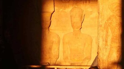 الآثار: إقبال رائع على ظاهرة تعامد الشمس على وجه رمسيس الثاني (فيديو)