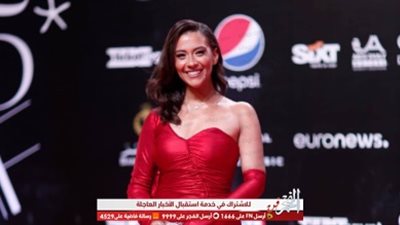 جلا هشام بالأحمر الناري في ختام مهرجان الجونة (صور)