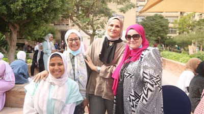 بنات عين شمس تحتفل بالطالبات الجدد 