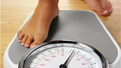 خبيرة تغذية: هذا أسوأ سلوك يؤدي إلى زيادة الوزن (فيديو)