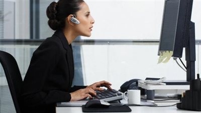 خبيرة إتيكيت: هذه مدة مكالمة التليفون مع صديق المرأة في العمل (فيديو)