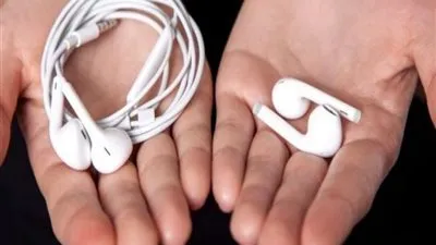 تسبب مرضا خطيرا.. طبيب يحذر من استخدام سماعة الأذن أكثر من نصف ساعة (فيديو)