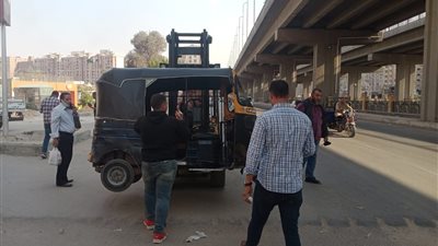 الجيزة تكثف حملاتها لحظر سير التوك توك بمحور أنور السادات وضبط المخالفين