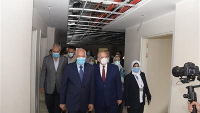 رئيس جامعة القاهرة ومحافظ الجيزة يتفقدان مستشفى ثابت ثابت للأمراض المتوطنة