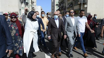 لضمان حياة كريمة.. تسليم 13 محلا لغير القادرين ببورسعيد 