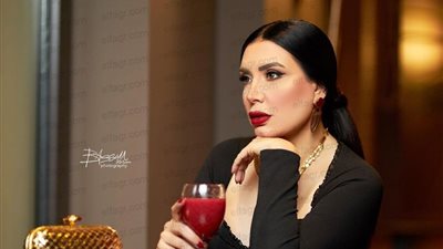 بإطلالة سوداء.. عبير صبري تبهر جمهورها