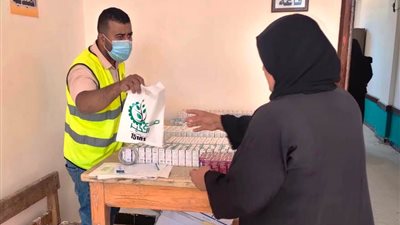 محافظ أسوان يتابع نتائج القوافل الطبية ويشيد بمشاركة مؤسسات المجتمع المدني