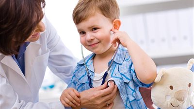 استشاري يكشف سبب إصابة الأطفال بالحمى الروماتيزمية (فيديو)