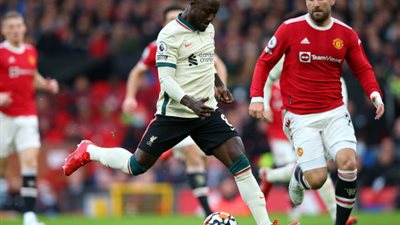 بعد فضيحة ليفربول.. نجم مانشستر يونايتد يعتذر لجماهيره