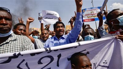 بعد القبض على مسئولين.. محتجون يقطعون الطرق بالعاصمة السودانية الخرطوم