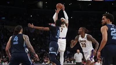 أنطوني يقود لوس أنجليس ليكرز للفوز على ممفيس جريزليز بدوري السلة الأمريكي 