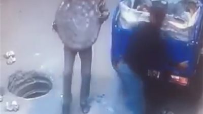 القبض على لصوص أغطية بالوعات الصرف الصحي بسوهاج