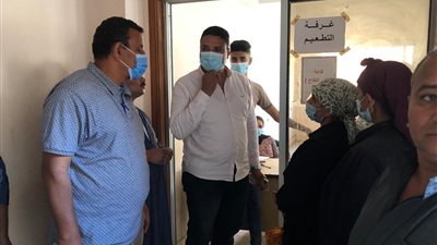 نائب رئيس مركز أشمون يتابع تلقى المواطنين لقاح كورونا بمركز الشباب (صور)