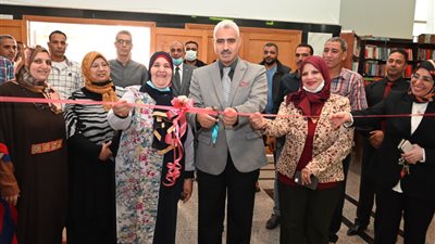 رئيس جامعة الفيوم يفتتح الدورة السادسة لمعرض الكتاب (صور)