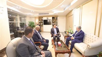 وزير التعليم العالى يبحث سبل التعاون مع رئيس الجامعة الأمريكية فى بيروت