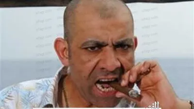 عقب سقوط ديكور التصوير عليه.. تطورات حالة محسن منصور الصحية