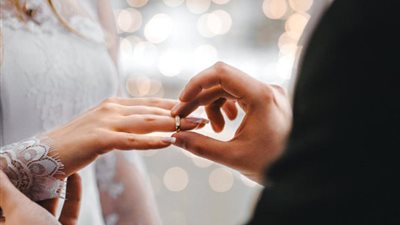 استشاري: هذا سبب الإصابة بعلة ليلة الزفاف (فيديو)