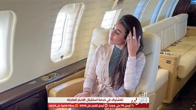 بالروب.. ياسمين صبري تبهر الجمهور داخل طائرة